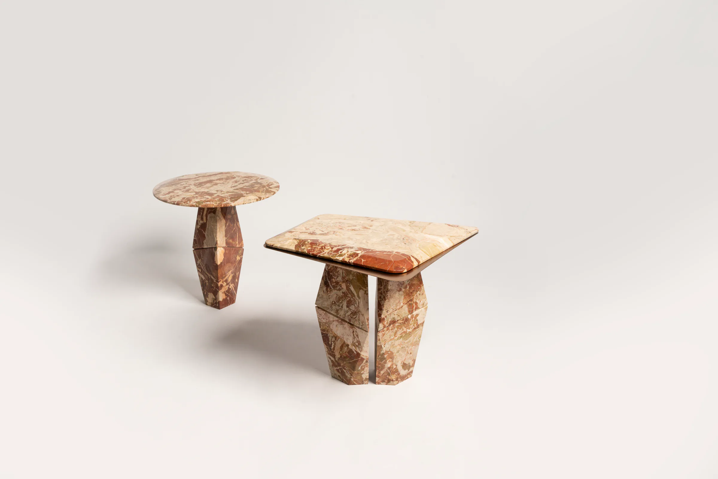 Zwei Duality Couchtische aus Stein in einer Studioansicht