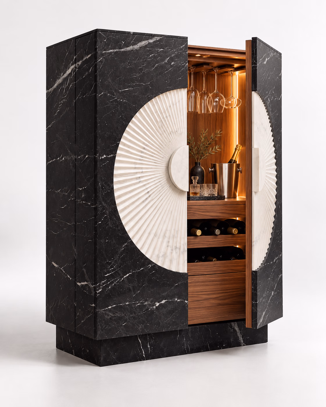 Geöffneter Viyalo-Steinbarschrank mit Fächerrelief und beleuchtetem Holzinterieur