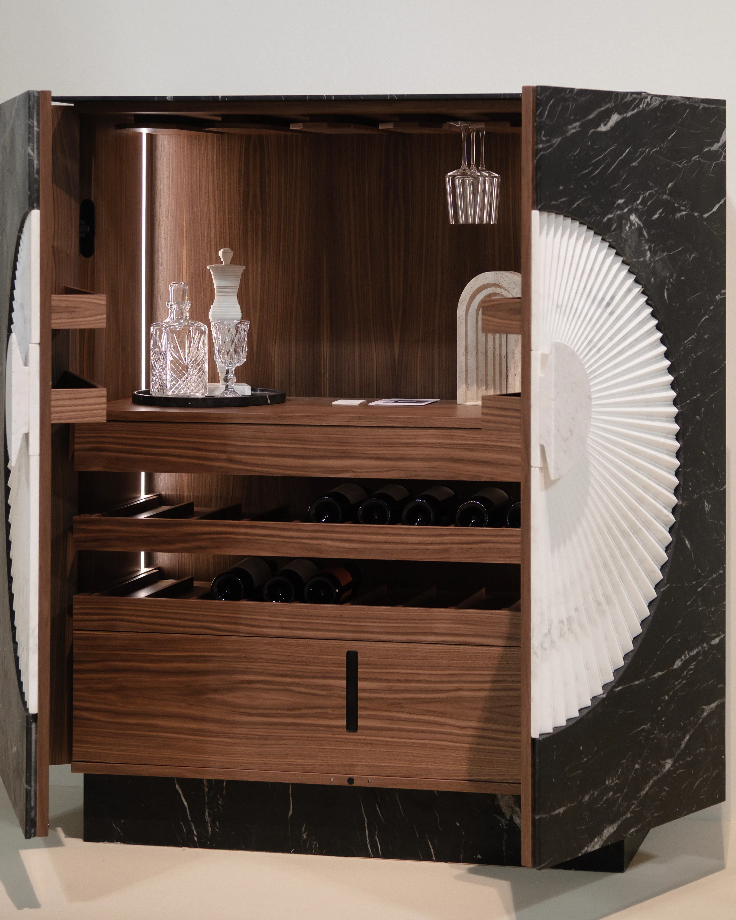 Geöffneter Viyalo Barschrank und Details der Steintüren