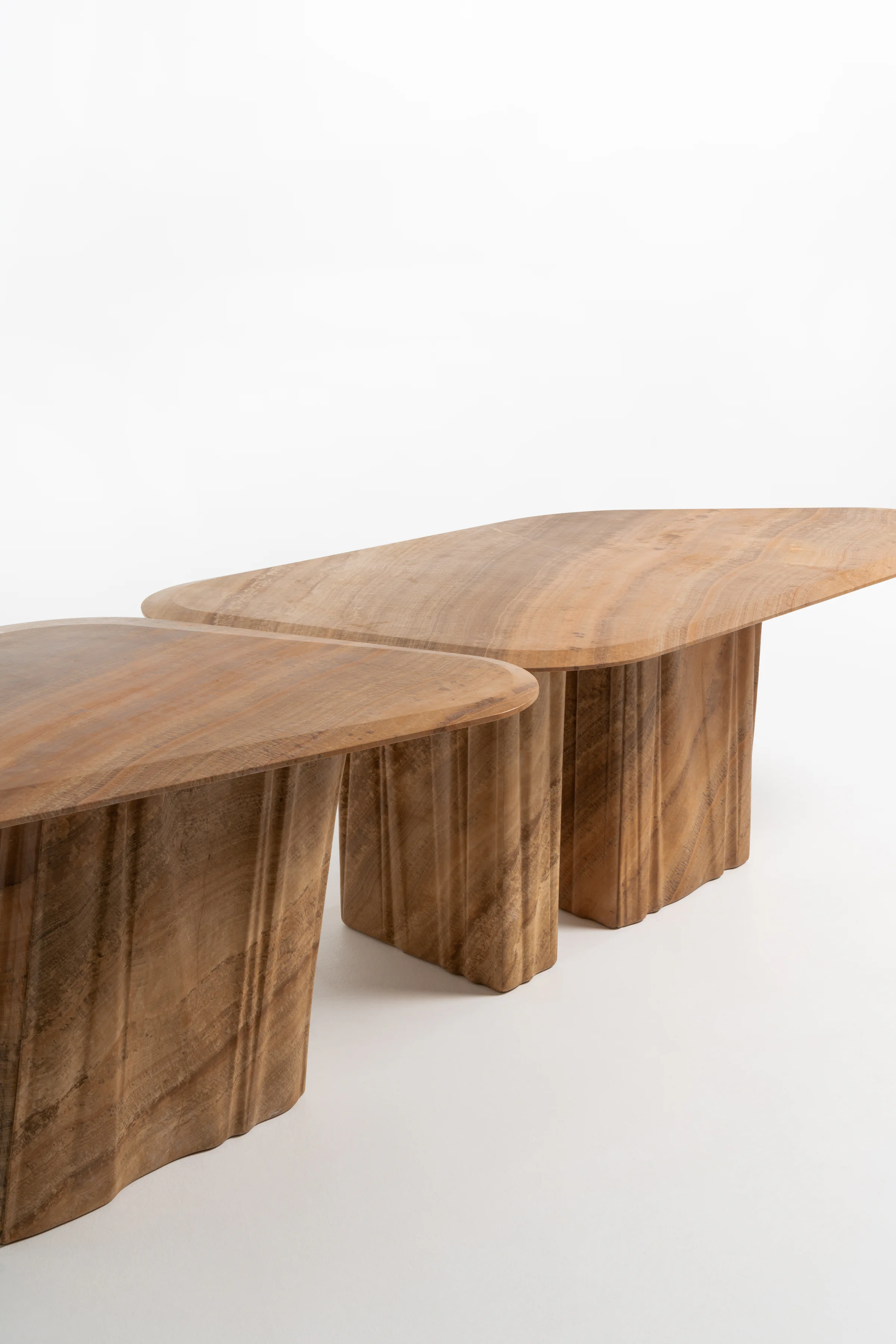 Veining across Wave tabletops and stone supports