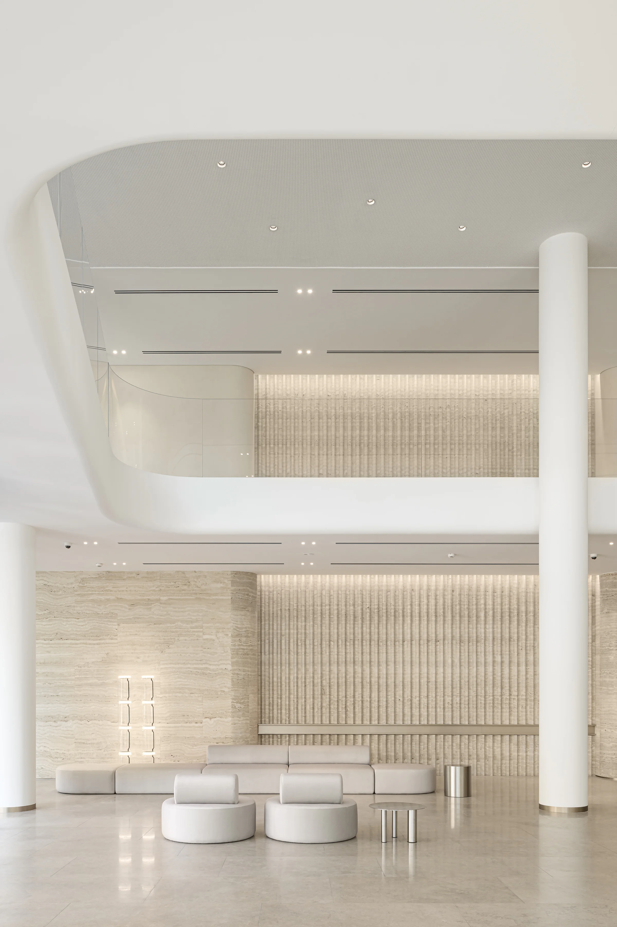 Helle Steinwände und Bodenflächen in der Lobby
