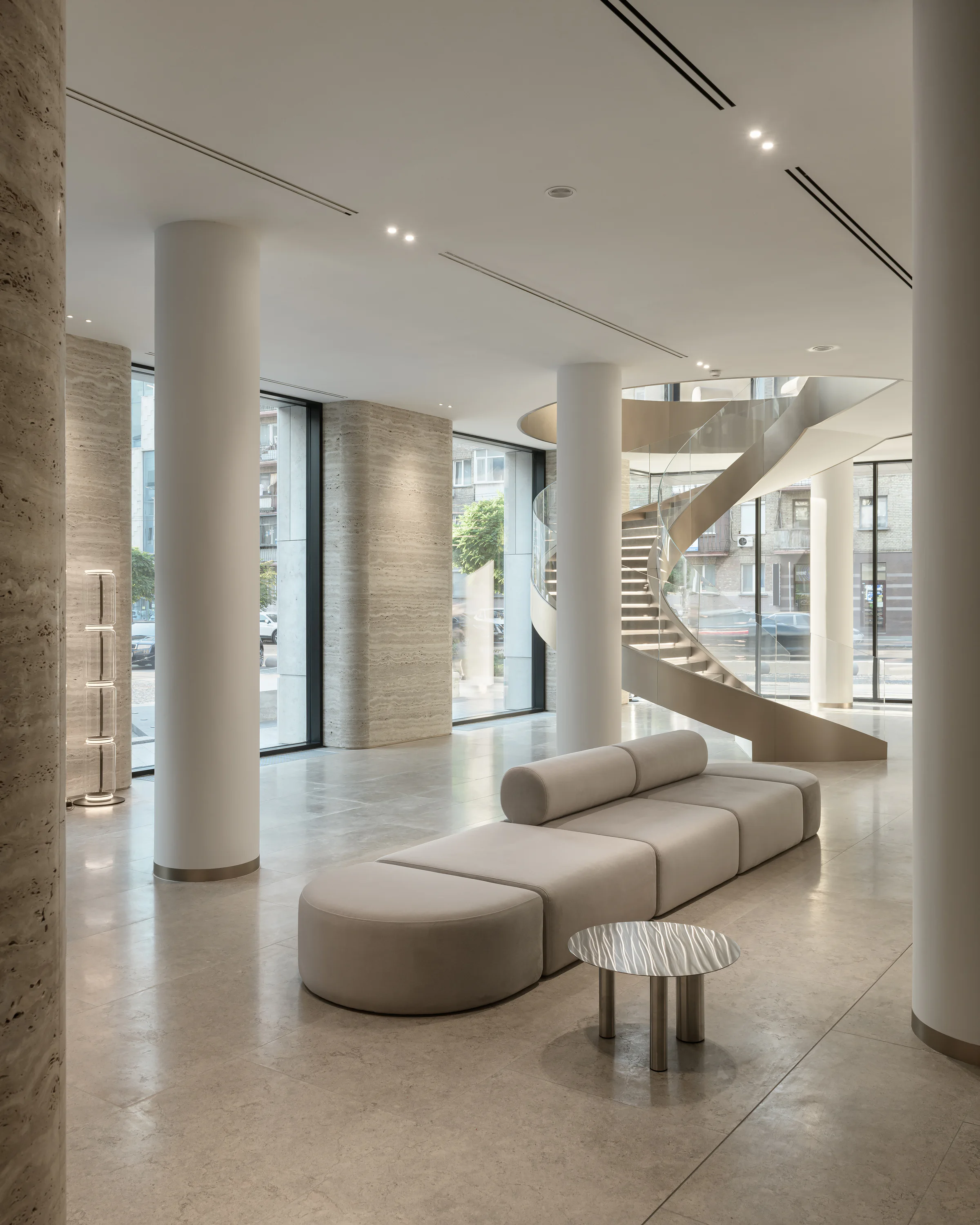 Steinböden und Wände im Sitzbereich der Lobby