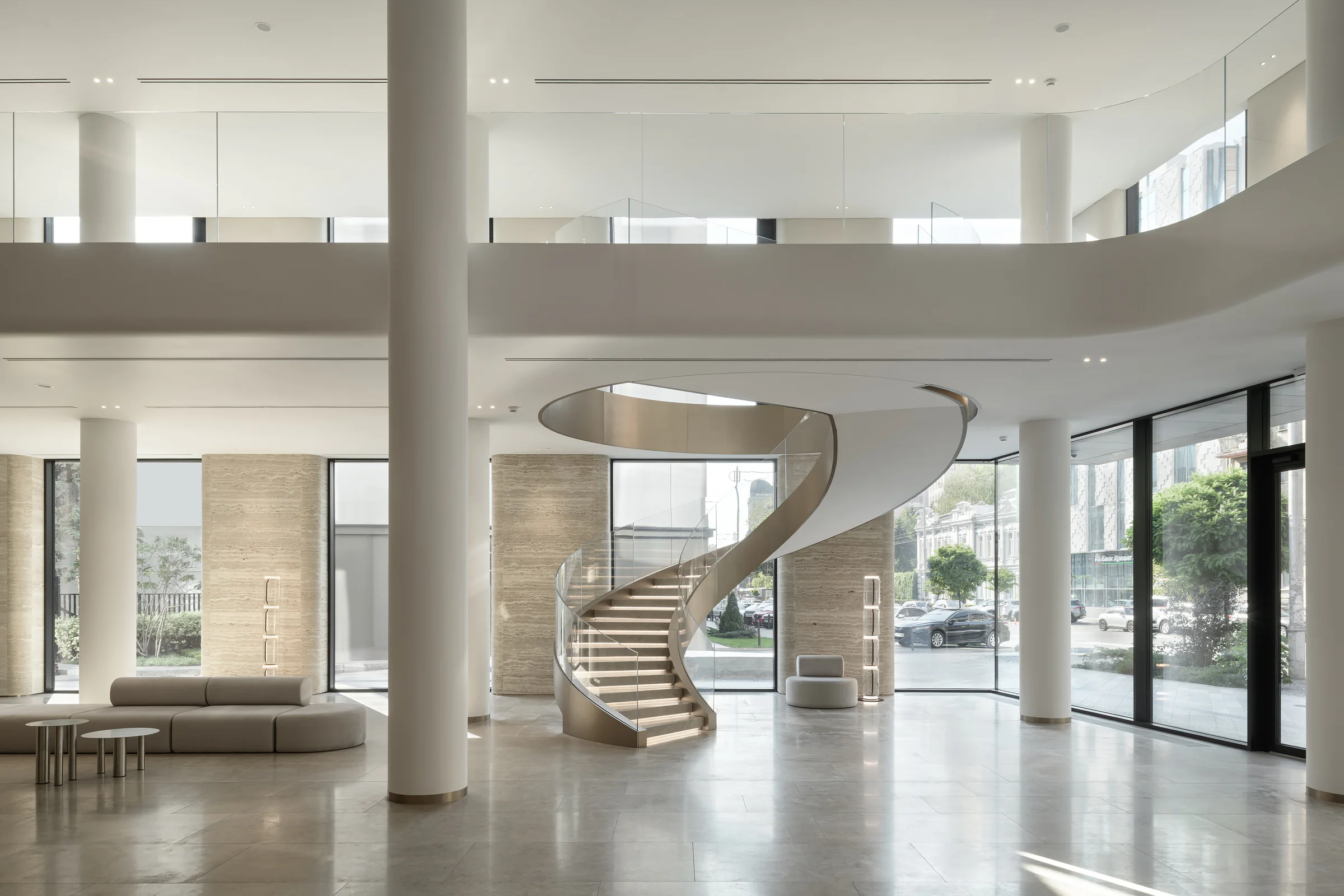 Geschwungene Treppe am Steinboden der Lobby
