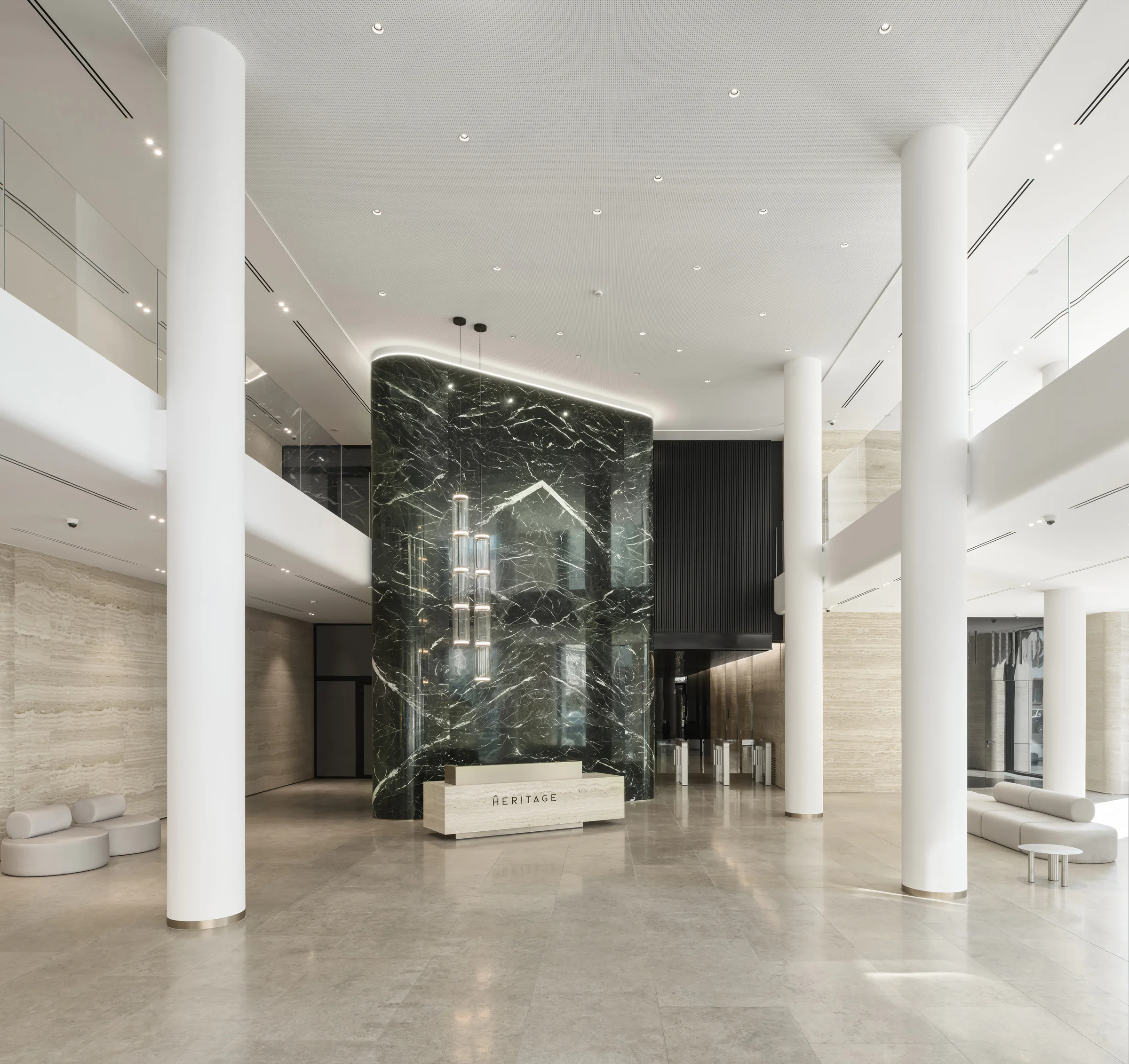 Geaderte Steinwand und Empfang in der Heritage-Lobby
